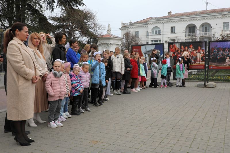 010425-круглов-фотовыставка-ддют-2