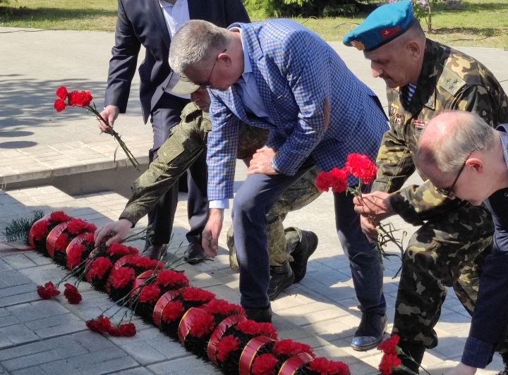 050523-возложение-стела-героев-9